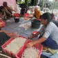 Nampak para warga dan petani kolang-kaling atau cangkaleng, Desa Tanjungsari, Kecamatan Salawu, Kabupaten Tasikmalaya, Jawa Barat sibuk mempersiapkan buah kolangkaling. (Liputan6.com/Jayadi Supriadin)