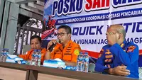 Pada Rabu (16/9/2026), Tim SAR Gabungan menemukan sebuah terpal berwarna hijau yang diduga terbawa arus di sekitar lokasi pencarian lima jurnalis dan tiga orang lainnya. (Liputan6.com/Rifqy Alief Abiyya)