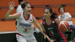 Pemain Sahabat Semarang, Shita Marino (kiri) menahan laju pemain MP Samator Jakarta pada laga Srikandi Cup 2018 di GOR Lokasari, Jakarta, Rabu (21/3/2018). Sahabat menang 51-46. (Bola.com/Nick Hanoatubun)