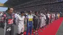 Pebalap Manor Racing asal Indonesia, Rio Haryanto (kedua dari kiri), bersama pebalap F1 lainnya jelang start balapan F1 GP China di Sirkuit Internasional Shanghai, China, Minggu (17/4/2016). (Bola.com/Twitter/F1)