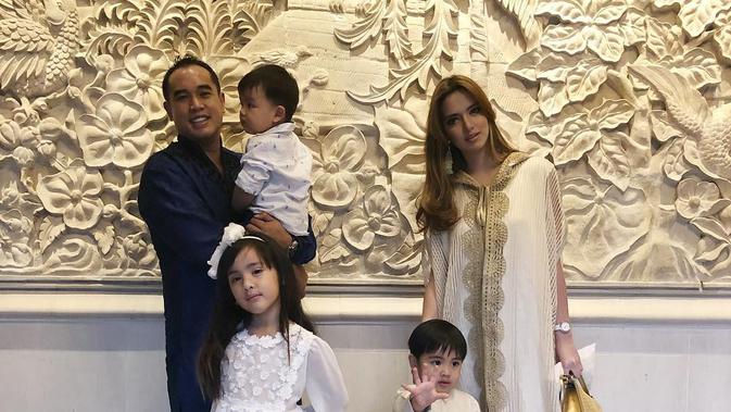 Jelang Lebaran Nia Ramadhani Siapkan Baju Seragam Bareng 