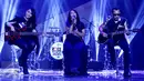 Tantri (tengah) saat manggung bersama Kotak di acara program 'The Farewell Medley' Infotainment Awards 2016 di Studio Emtek, Jakarta, Jumat (22/1/2016). Fokus pada kehamilannya, Tantri mengaku akan cuti dari Kotak. (Liputan6.com/Gempur M Surya)