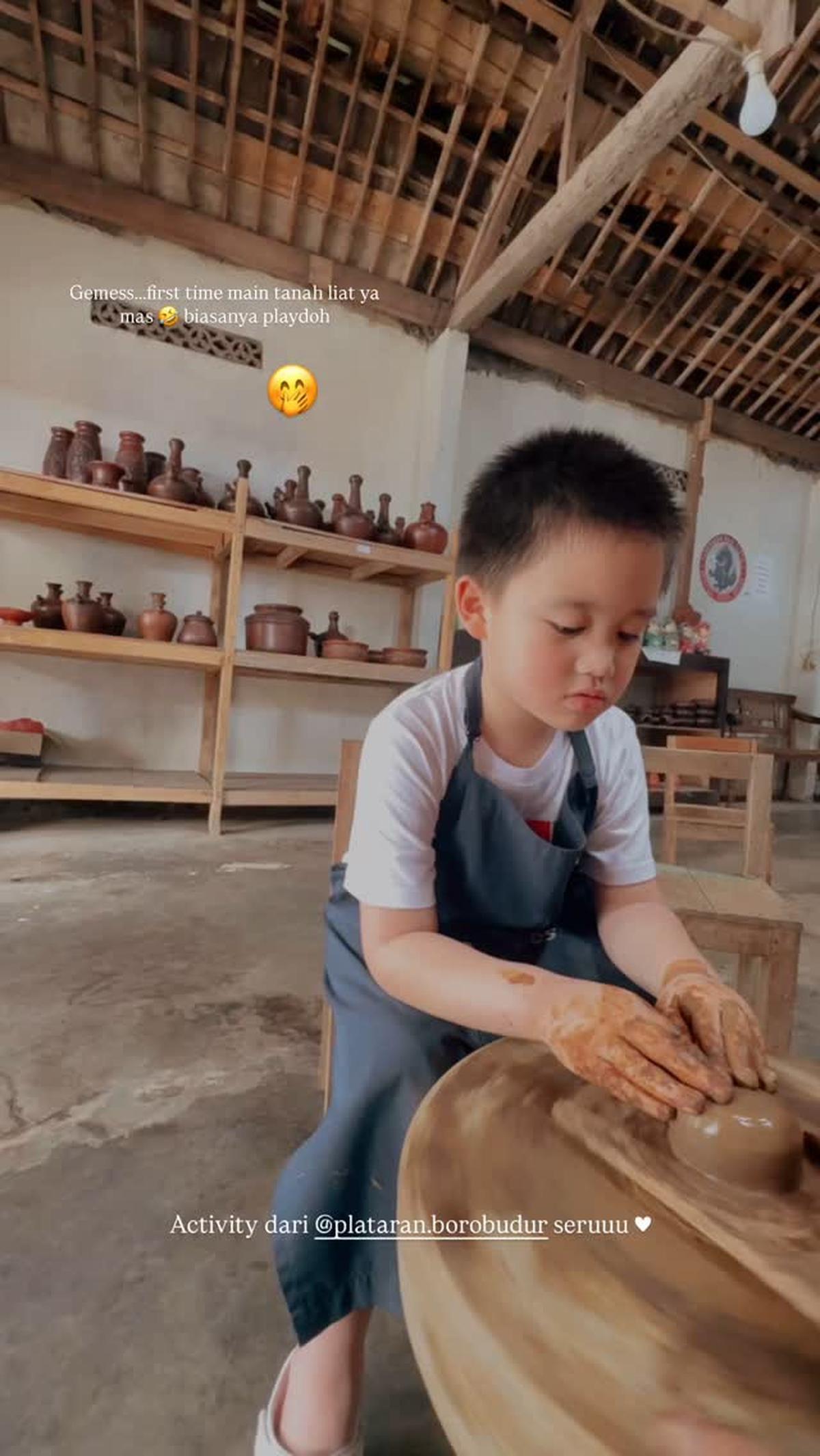 Gemasnya Athar Anak Citra Kirana Bikin Kerajinan Tanah Liat, Niatnya Mangkok Malah Jadi Kura-Kura