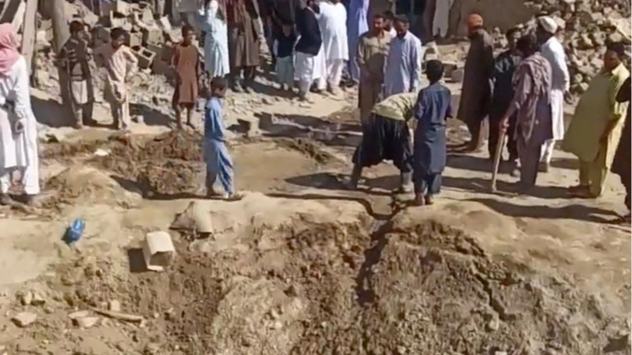 FOTO: Kondisi Iran Usai Serangan Balasan Pakistan, Banyak Bangunan Hancur, Korban Jiwa hingga Timbulnya Reaksi Protes Aktivis Pemuda Islam