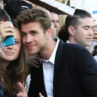 Aktor asal Australia, Liam Hemsworth berpose untuk selfie dengan penggemarnya di acara premier Warner Bros Pictures 'Vacation' Los Angeles, Amerika Serikat (27/7/2015). (Bintang/EPA)