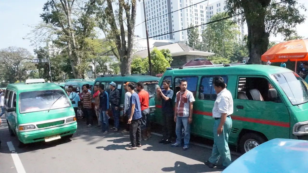 Demo angkot di Bandung digelar di depan Gedung Sate, Selasa (8/5/2018)