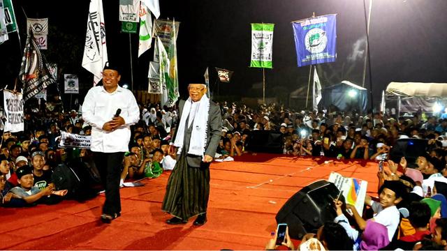 Cawapres nomor urut 01 Ma'ruf Amin dalam acara Gebyar Sholawat di Desa Banyubang, Kecamatan Solokuro, Lamongan, Jawa Timur. (Putu Merta Surya Putra)