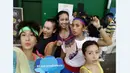 Lucu dan menggemaskan, itulah gaya Dian Sastrowardoyo dan teman-temannya dengan gaya 80-an dalam acara Bashminton di GOR PB Djarum, Jakarta, (21/5/2016). (Bola.com/Instagram/Therealdisastr)