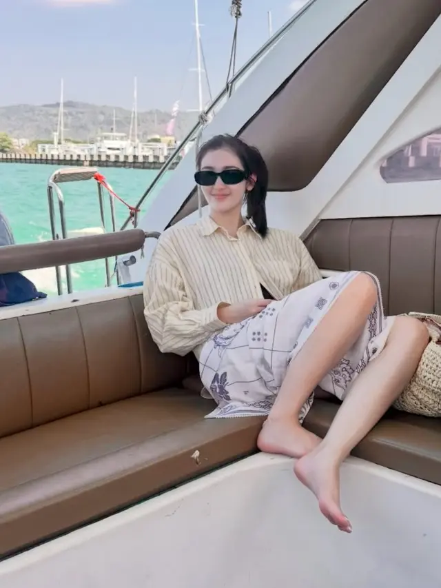 Ranty Maria saat Honeymoon ke Thailand pakai kemeja oversize. [@raynwijaya26]