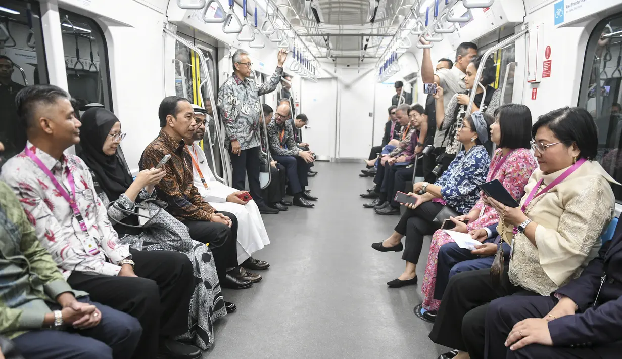 Adapun Jokowi dan para dubes ASEAN menaiki MRT untuk menghadiri peringatan HUT ke-56 ASEAN atau ASEAN Day di Gedung Sekretariat ASEAN. (FOTO: ANTARA FOTO/Hafidz Mubarak A/pool)