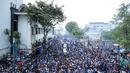 Ribuan bobotoh memadati kota Bandung dalam pawai juara BRI Super League musim ini di Kota Bandung, Minggu (24/05/2026) pagi WIB. (Bagaskara Lazuardi/Bola.com)