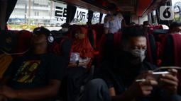 Penumpang arus mudik di Terminal Bus Pulogebang, Jakarta, Selasa (19/4/2022). Dalam dua pekan menjelang Idul Fitri 1443 H, para penumpang antar kota dan antar provinsi (AKAP) masih belum mengalami kenaikan pemudik dalam keberangkatan armada bus data hari ini. (merdeka.com/Imam Buhori)