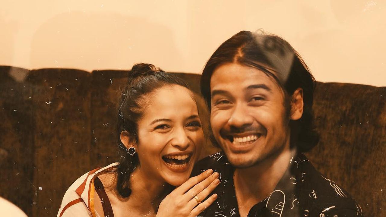 'Diserang' Penonton Layangan Putus, Ini 6 Potret Romantis Chicco Jerikho dan Putri Marino