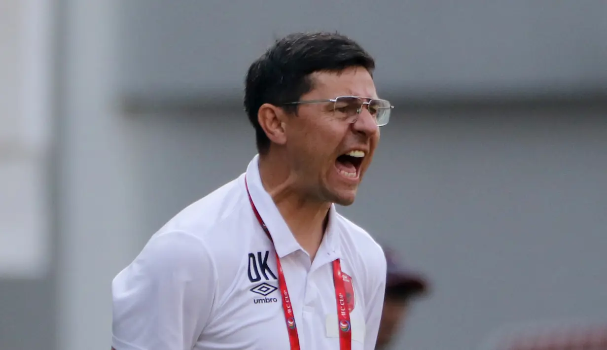 Pelatih PSM Makassar, Darije Kalezic, saat melawan Becamex Binh Duong pada laga semifinal Zona ASEAN Piala AFC 2019 di Stadion Pakansari, Rabu (26/6). PSM menang 2-1 atas Becamex Binh Duong. (Bola.com/M Iqbal Ichsan)