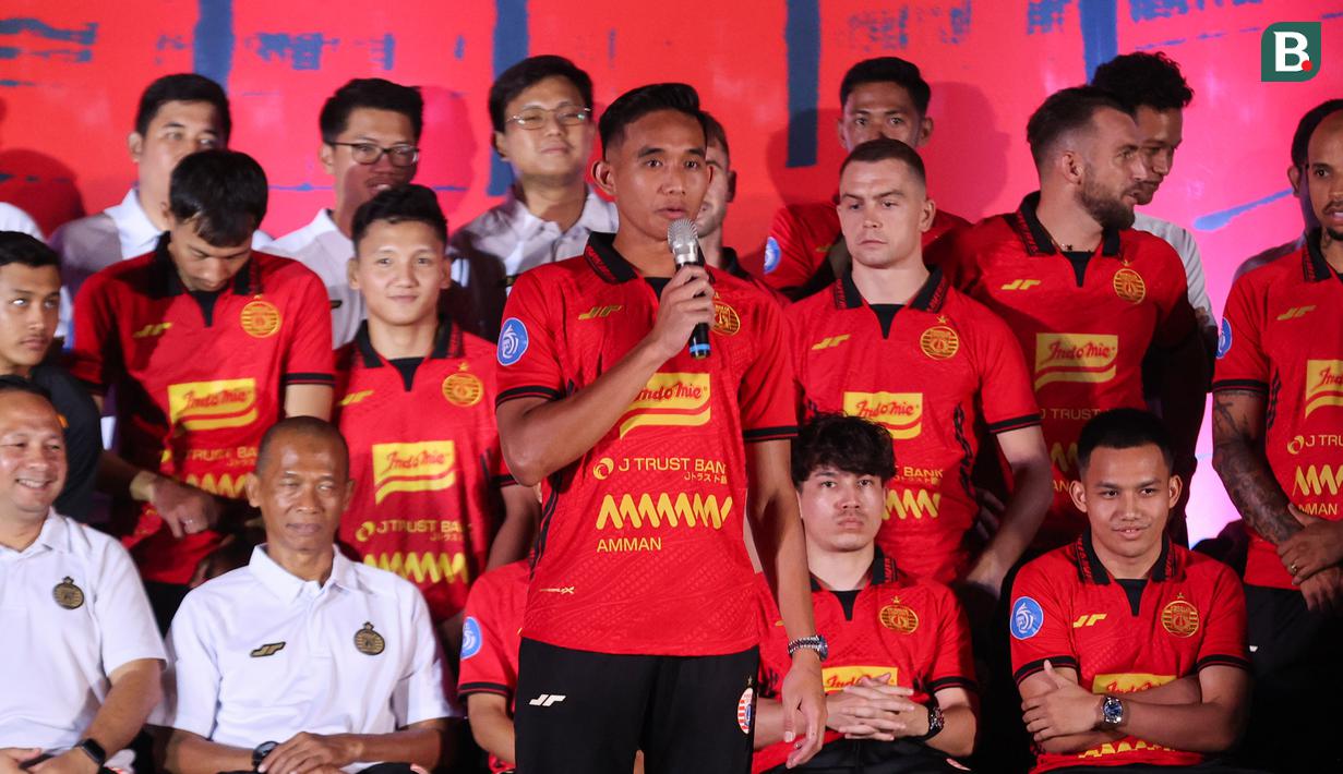 <p>Rizky Ridho menyapa para Jakmania yang hadir pada launching skuad Dan jersey Persija Jakarta Yang berlangsung di Jakarta International Stadium (JIS), Rabu (7/8/2024) malam WIB.</p>