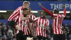 Para pemain Brentford melakukan selebrasi usai pemain Chelsea Cesar Azpilicueta mencetak gol bunuh diri pada pertandingan sepak bola Liga Inggris antara Chelsea dan Brentford di Stadion Stamford Bridge, London, Inggris, Rabu (26/4/2023). (AP Photo/Kirsty Wigglesworth)