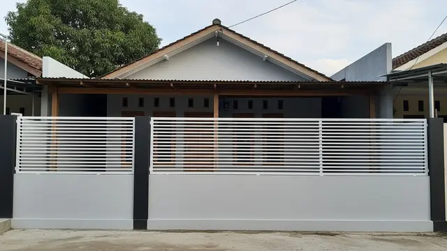 Pagar Besi Tertutup Sulit Dilihat dari Luar