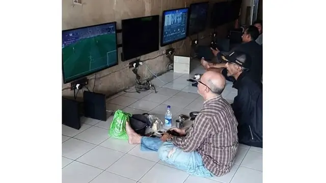 6 Potret Bapak-Bapak saat Main Game, Menolak Tua