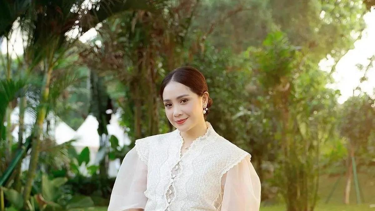 Inspirasi Model Kebaya Brokat yang Cantik, dari Nagita Slavina hingga