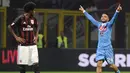 Pemain Napoli Lorenzo Insigne (kanan) merayakan golnya disaksikan pemain AC Milan Luiz Adriano  dalam lanjutan Liga Seri A di San Siro Stadium, Milan, Senin (05/10/2015). Milah kalah 0-4 dari Napoli. (REUTERS/Giorgio Perottino)