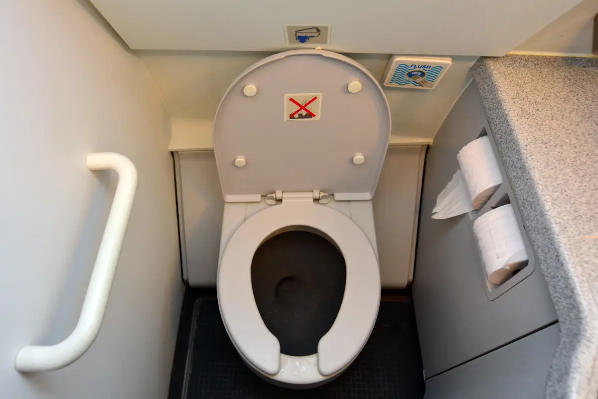 Ilustrasi toilet di pesawat (iStock)