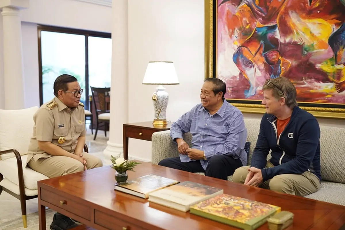 Gubernur DKI Jakarta, Pramono Anung menghadiri kegiatan melukis Monas bersama Presiden RI ke-6, Susilo Bambang Yudhoyono, pelukis Jerman Christopher Lehmpfuhl, dan SBY Art Community di Grha Ali Sadikin, Balai Kota DKI Jakarta, Selasa (29/7) (beritajakarta