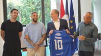 Chief Executive Officer PT Persib Bandung Bermartabat, Glenn T. Sugita, bersama pelatih Persib, Bojan Hodak, serta dua pemain asal Prancis, Layvin Kurzawa dan Andrew Jung, silaturahmi ke Kedutaan Besar Prancis. (Dok. Persib Bandung)