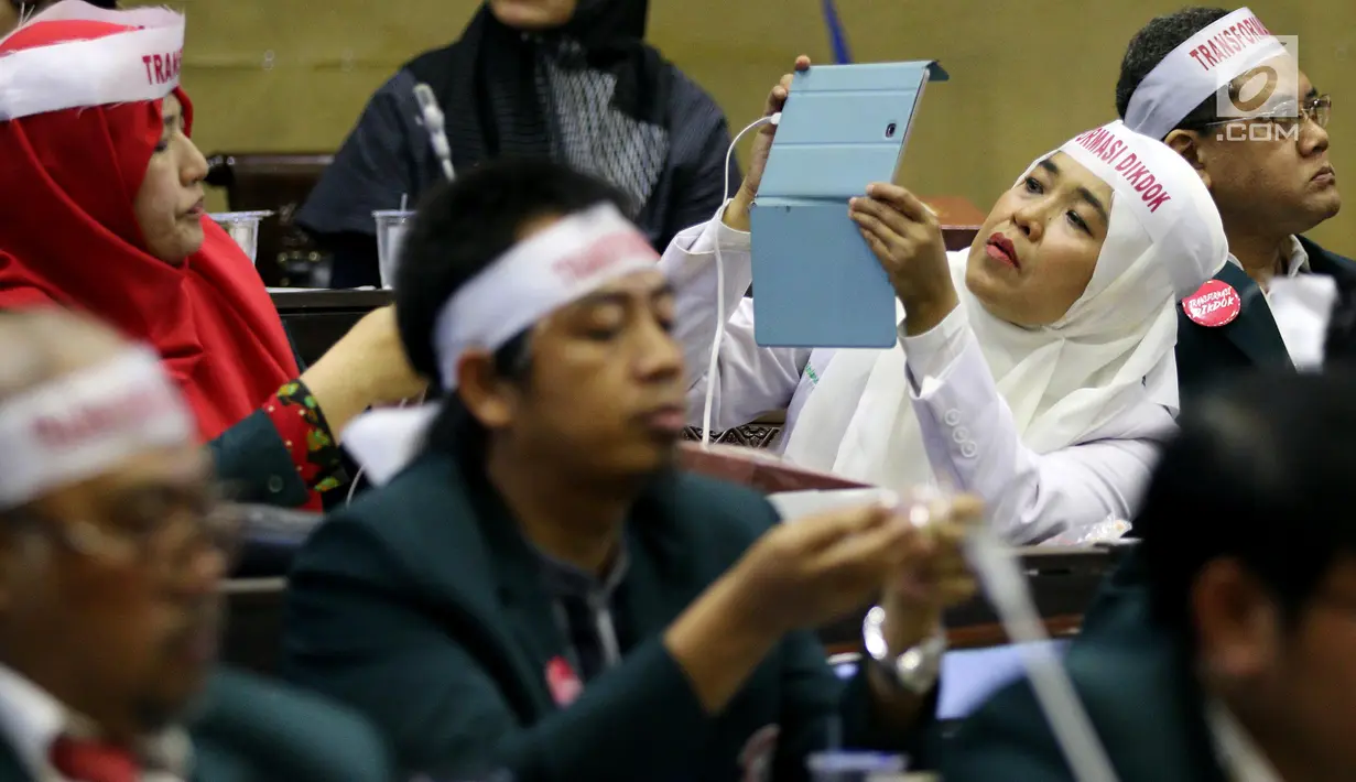 Anggota IDI mengambil gambar saat mengikuti Rapat Dengar Pendapat Umum (RDPU) dengan Badan Legislasi DPR di Kompleks Parlemen, Jakarta, Senin (2/4). (Liputan6.com/JohanTallo)