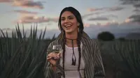 Kendall Jenner dituding lakukan perampasan budaya setelah bergaya bak petani Meksiko dalam kampanye tequila 818 miliknya. (Foto: Instagram.com/Kendall Jenner).