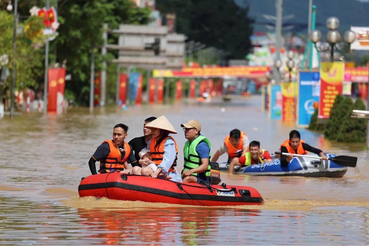 FOTO: Topan Matmo Luluhlantakkan Vietnam Utara, Banjir Terburuk dalam 60 Tahun