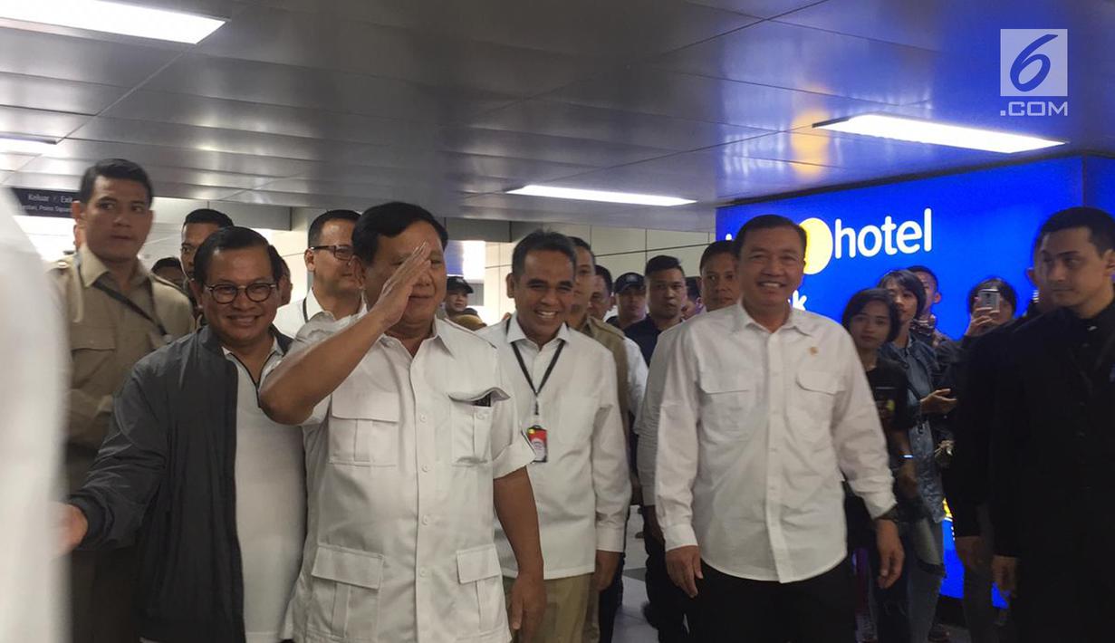 Ketua Umum Gerindra Prabowo Subianto tiba di Stasiun MRT Lebak Bulus, Jakarta, Sabtu (13/7/2019). Prabowo disambut Sekretaris Kabinet Pramono Anung hingga Ketua Tim Kampanye Nasional (TKN) Jokowi-Ma'ruf Erick Thohir. (Liputan6.com/Lizsa Egehem)