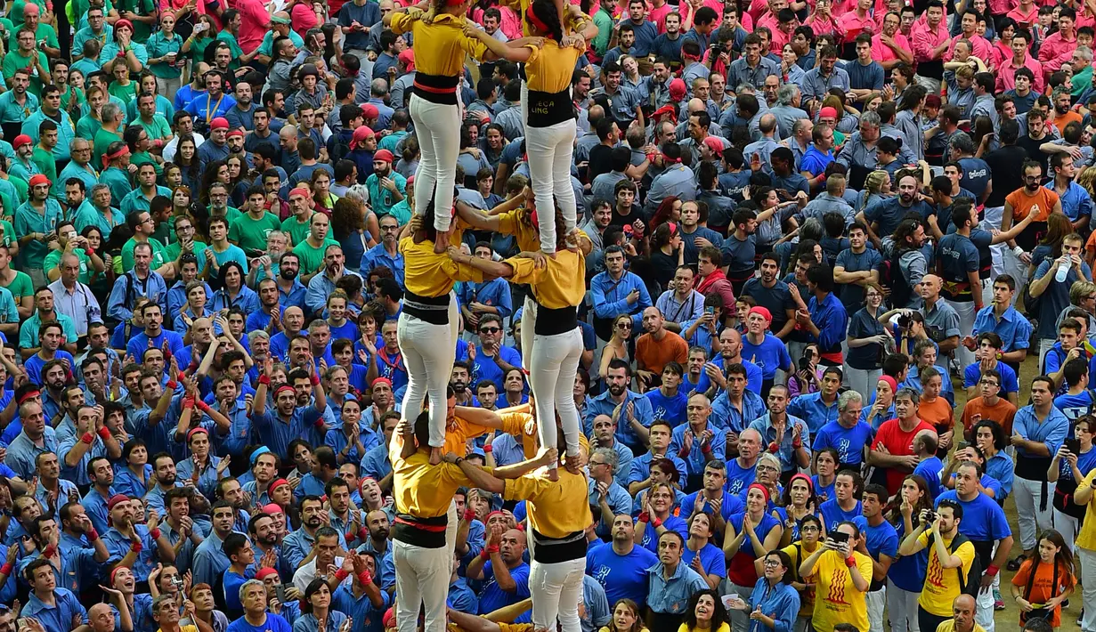 Festival menara manusia ini masuk dalam Warisan Budaya dari UNESCO pada tahun 2010, Spanyol, Sabtu (1/10). Kelompok yang bisa membangun menara tertinggi, merekalah yang akan jadi pemenang. (AFP PHOTO / Lluis Gene)