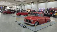 Mobil kustom dengan basis mobil retro juga warnai Kustomfest 2023. (Septian/Liputan6.com)