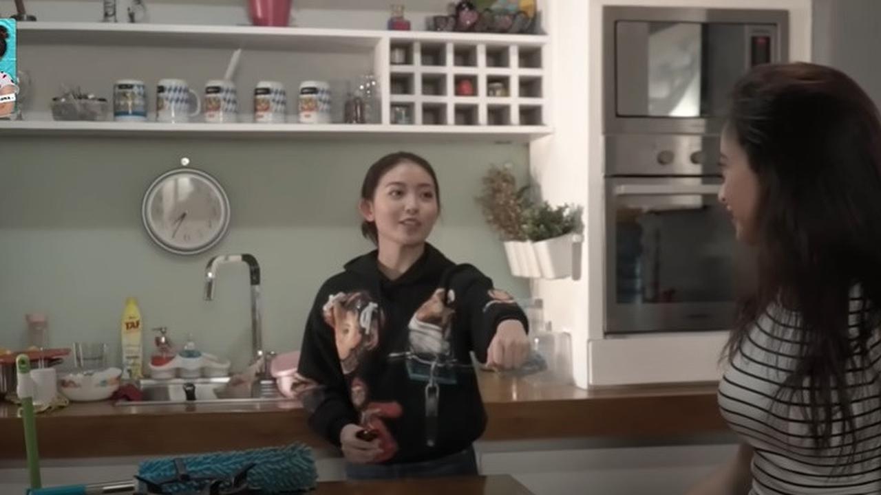 7 Potret Dapur di Rumah Megan Domani dan Bryan Domani, Tampak Minimalis Dominan Kayu