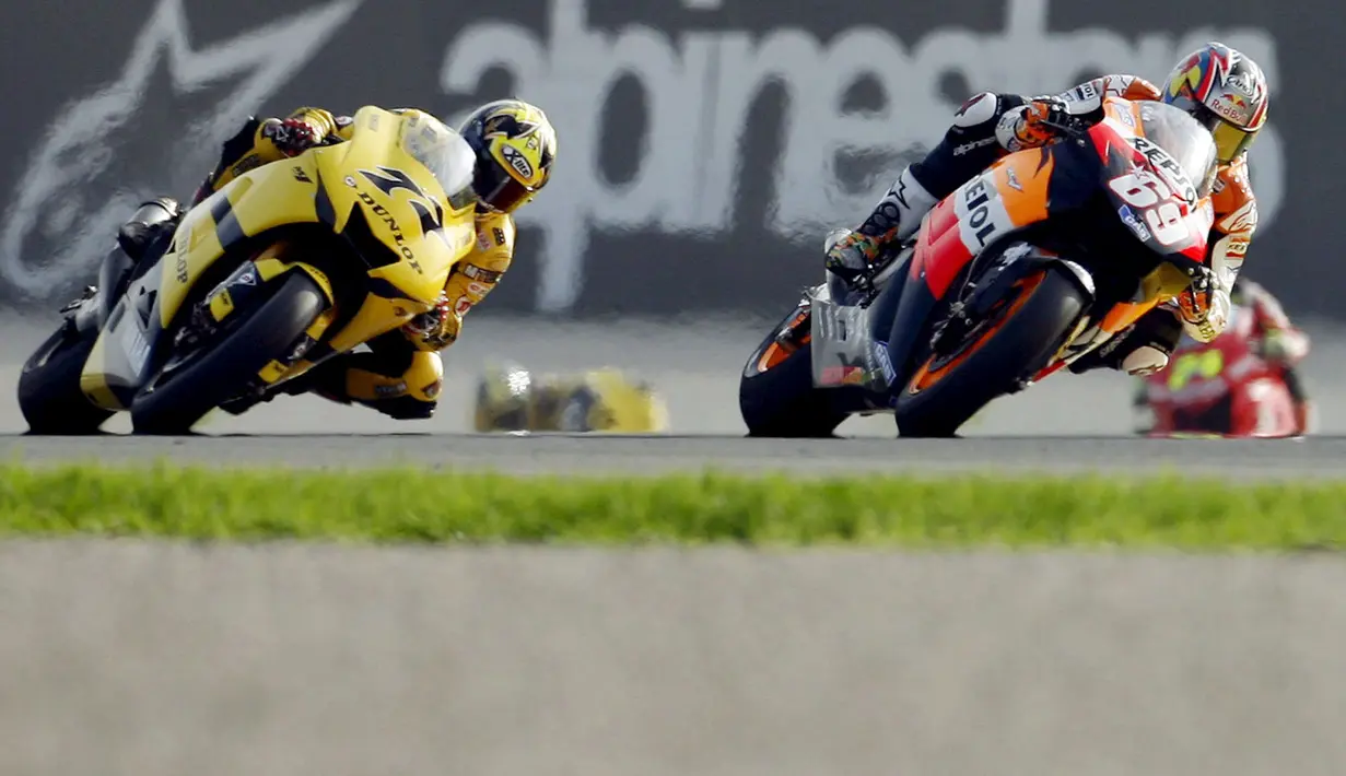 Nicky Hayden (kanan) menyalip James Ellison, dari tim Yamaha pada sesi latihan di Sirkuit Ricardo Tormo Race, GP Valencia, 2006. (EPA/Kay Foersterling)