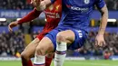 Penyerang Chelsea, Olivier Giroud berusaha mengontrol bola dibayangi bek tengah Liverpool, Joe Gomez pada laga putaran lima Piala FA di Stamford Bridge, London, Selasa (3/3/2020). Chelsea mengemas kemenangan telak 2-0 atas tamunya Liverpool. (AP/Kirsty Wigglesworth)