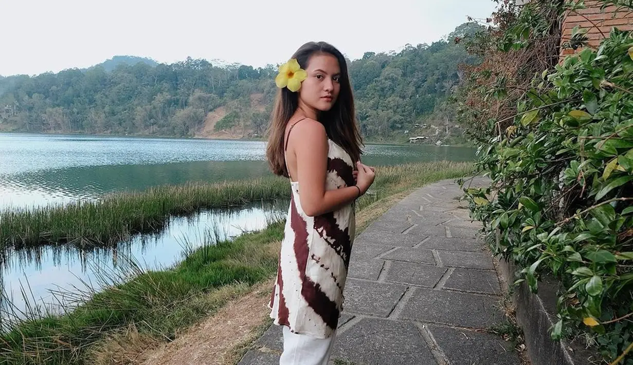 Selipkan bunga di telinganya, artis dengan nama lengkap Marsha Elizabeth Aruan ini semakin cantik. Meski tak pamer senyum, tak dipungkiri jika Marsha Aruan tetap pancarkan pesonanya. Tak perlu fashion item yang mahal, bunga cantik yang terselip di telinga sudah mendukung penampilannya saat liburan. (Liputan6.com/IG/@aruanmarsha)