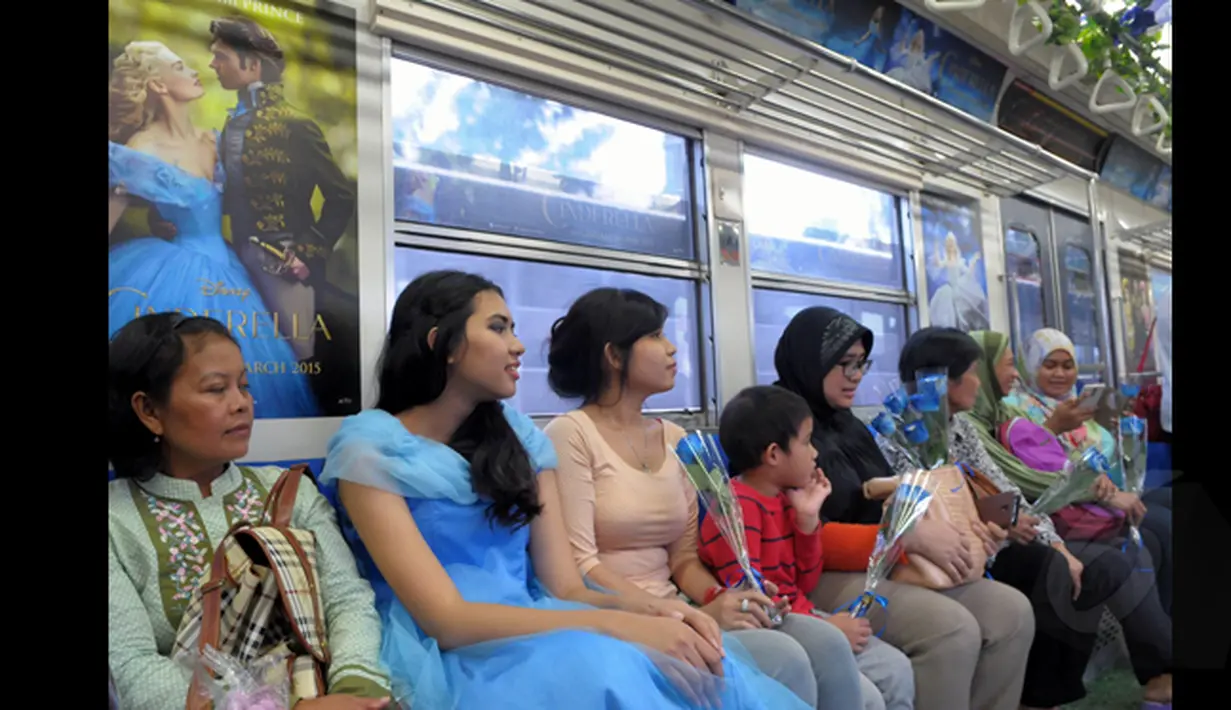 Sebuah rangkaian KRL Commuter Line didekorasi bertema film Cinderella. Tokoh dongeng Cinderella duduk bersama para penumpang Commuter Line Jakarta - Bogor, Jakarta, Sabtu (14/02/2015). (Liputan6.com/Andrian M Tunay)