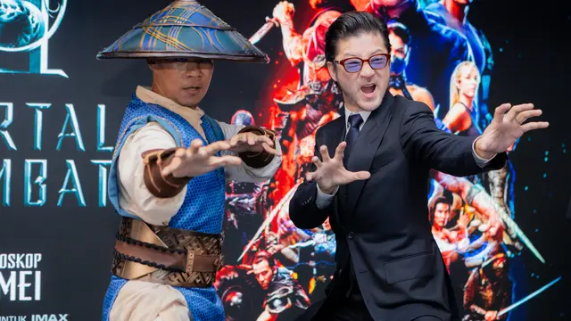 Bintang Film Mortal Kombat 2 Tadanobu Asano dan penggemar di Indonesia. (dok. Warner Bros)