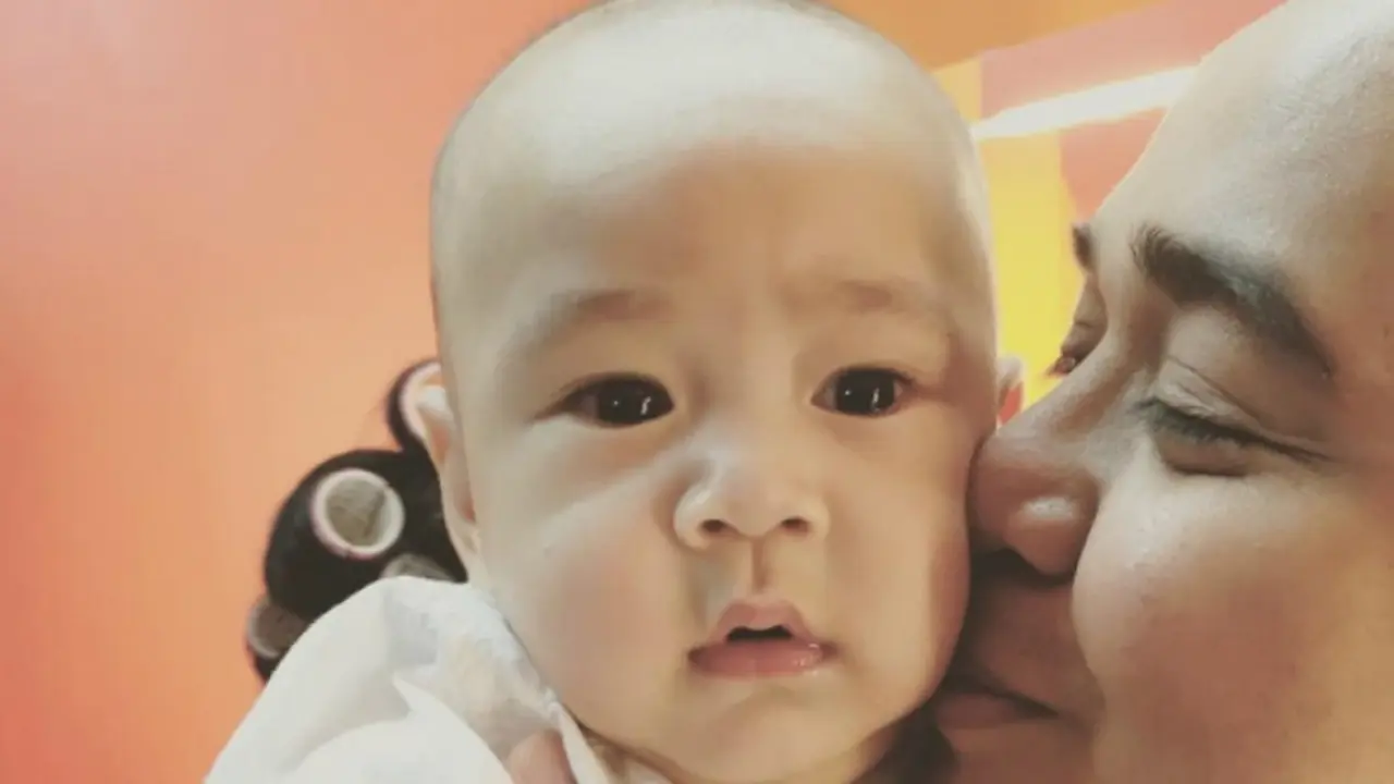 Heboh, Beredar Foto Anak Rafi Dicium Pria Mirip Olga Syahputra
