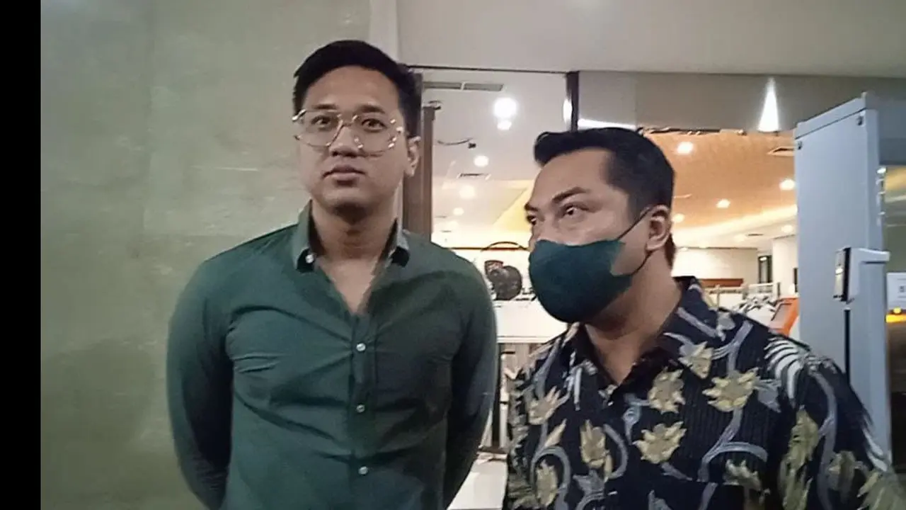 Penyanyi Chris Ryan (kiri) mendatangi Mabes Polri bersama pengacaranya