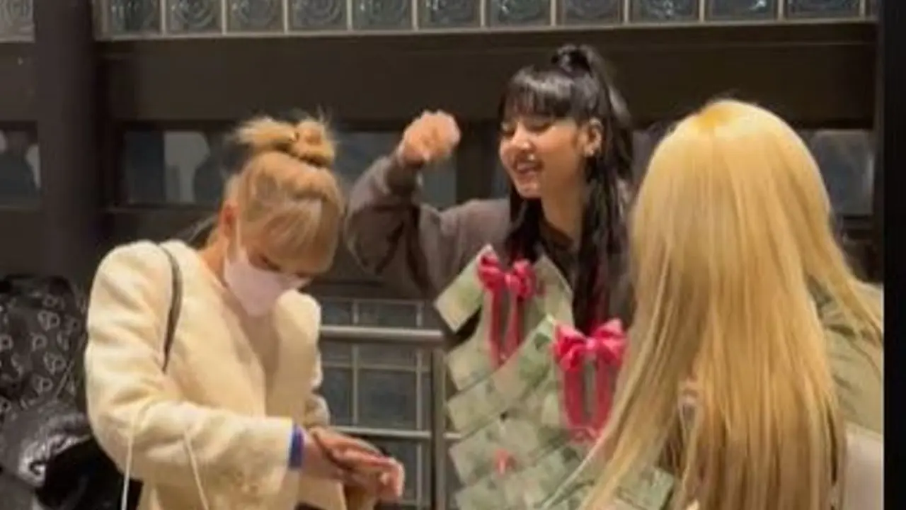 Ketemu Sahabat Sesama Idol, Lisa Blackpink Dapat Hadiah Kalung Uang