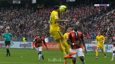 Dani Alves mencetak gol perdananya di Ligue 1 saat memastikan kemenangan Paris Saint-Germain 2-1 atas Nice, Minggu (18/3). Allan S...
