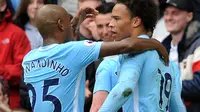 Pencetak gol Manchester City Leroy Sane (kanan) dan rekan setimnya Fernandinho merayakan gol keempat tim mereka saat pertandingan Liga Inggris di Stadion Etihad, Manchester (9/9). (AP Photo/Rui Vieira)