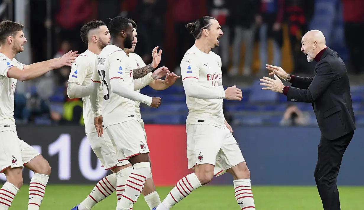 Penyerang AC Milan, Zlatan Ibrahimovic berselebrasi dengan pelatih Stefano Pioli setelah mencetak gol ke gawang Genoa pada pertandingan lanjutan Liga Serie A Italia di stadion Genoa Luigi Ferraris, Italia, Kamis (2/11/2021). AC Milan menang atas Genoa 3-0. (Tano Pecoraro/LaPresse via AP)