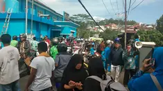 Warga berkumpul di jalanan setelah gempa berkekuatan magnitudo 6,5 di desa Batu Merah di Ambon, kepulauan (26/9/2019). Gempa bumi magnitudo 6,8 guncang kawasan timur Indonesia tepatnya di Ambon Maluku Kamis (26/9/2019) pagi. Pusat Gempa berada di kedalaman 10 KM. (AFP Photo/Yusnita)