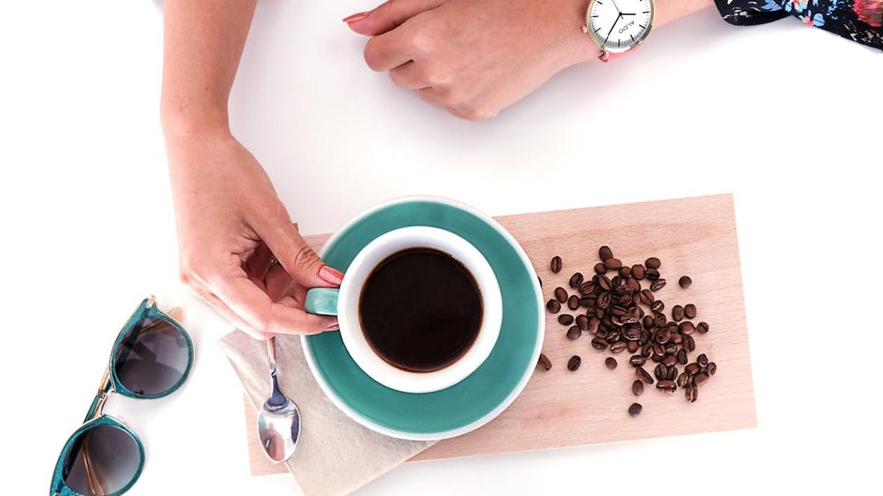 Ngopi Bisa Bikin Kulit Kusam atau Glowing? Ini Kata Dermatolog soal Efek Kopi ke Kulitmu