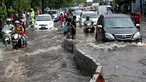 Sejumlah kendaraan nekat menerobos banjir di depan Mall Gandaria City, Jakarta, Sabtu (27/8). Hujan deras di wilayah Jabodetabek membuat jalan tersebut banjir setinggi 30-50 cm. (Liputan6.com/Helmi Afandi)