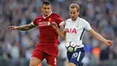 Pemain Tottenham Hostpur, Harry Kane berebut bola dengan pemain Tottenham Hotspur, Dejan Lovren pada pekan kesembilan Liga Premier Inggris di Wembley, Minggu (22/10). Liverpool menelan pil pahit dipermalukan Tottenham Hotspur 1-4. (AP/Frank Augstein)