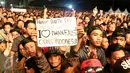 Penonton membawa poster Happy Brith Day pada konser Perayaan Karya Iwan Fals di Pantai Carnaval Ancol, Jakarta, Sabtu (03/9). Iwan Fals menggelar Konser yang bertepatan dengan HUT ke-55 (Liputan6.com/Herman Zakharia)